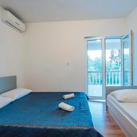 Apartment White Idyll, 3 Bedrooms, 3 Bathrooms, Terrace Promajna